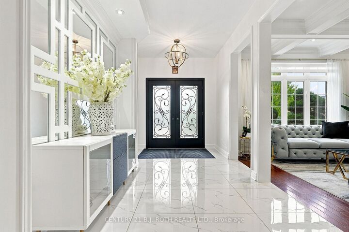 Property Photo:  134 Sandringham Drive  ON L4M 0C9 