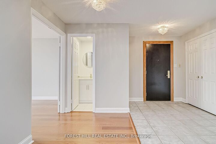 Property Photo:  55 Kingsbridge Garden Circle Ph7  ON L5R 1Y1 