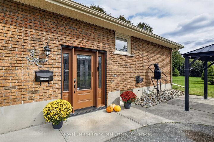 Property Photo:  948 St Pauls Street  ON K9H 6J6 