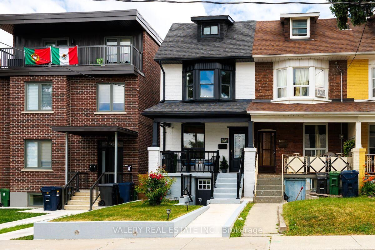 Property Photo:  219 McRoberts Avenue Upper  ON M6E 4P3 