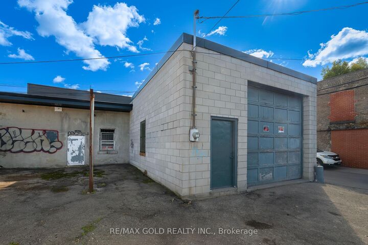 Property Photo:  131R Millicent Street  ON M6H 1W3 