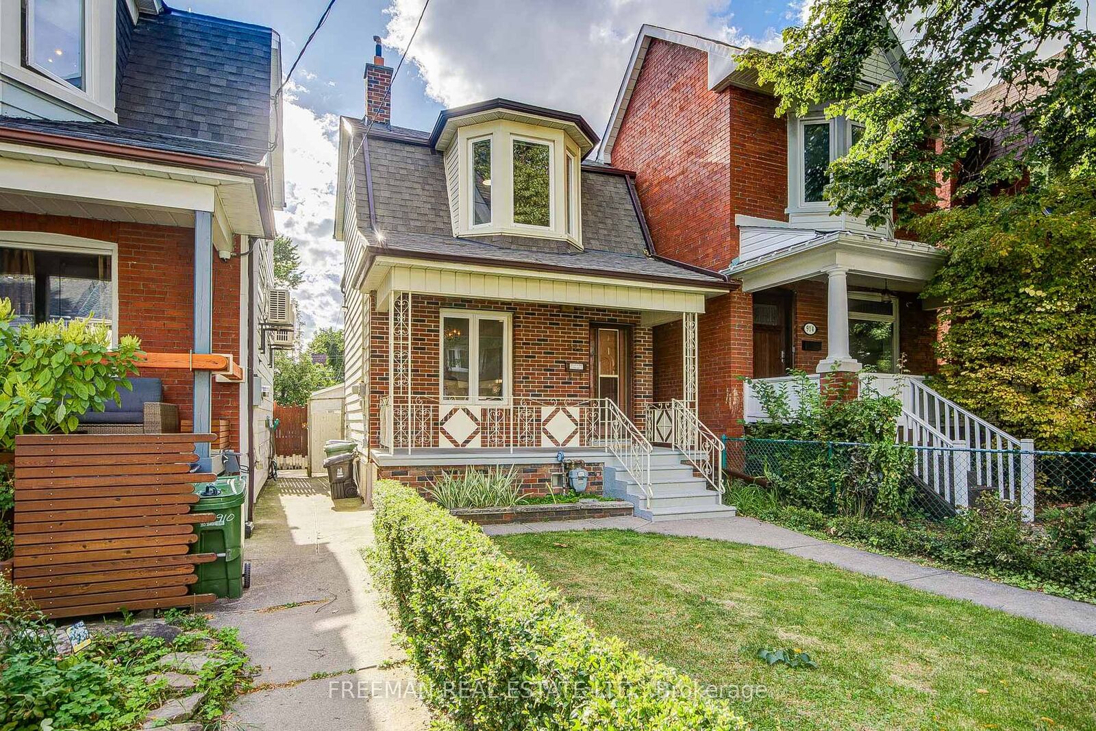Property Photo:  912 Manning Avenue  ON M6G 2X4 