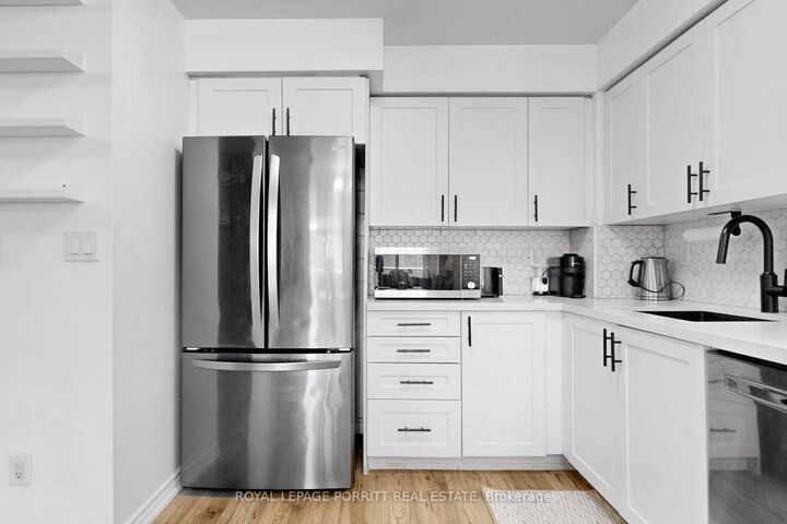 Property Photo:  3888 Duke Of York Boulevard 927  ON L5A 4P5 