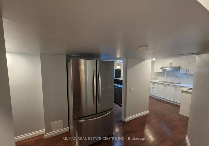 Property Photo:  7063 Gillespie Lane Lower  ON L5W 1E8 