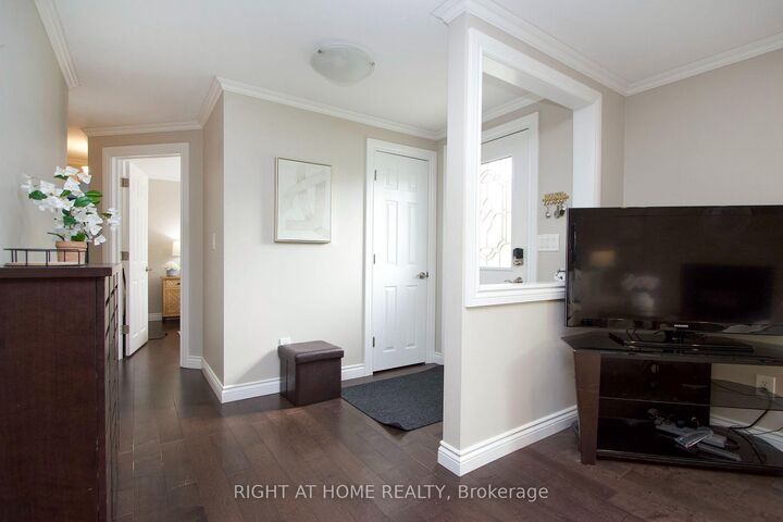 Property Photo:  13 Cornerbrook Court  ON L1B 1B7 