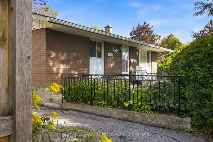 Property Photo:  2587 Roman Avenue  ON K2B 7Y1 