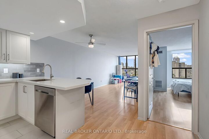 Property Photo: 25 Agnes Street 903 ON L5B 3X7