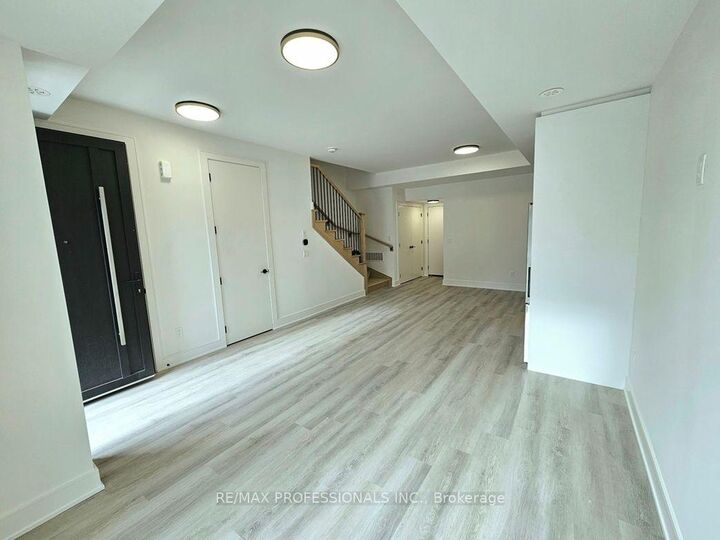 Property Photo:  230 Ellis Avenue  ON L2P 0H2 