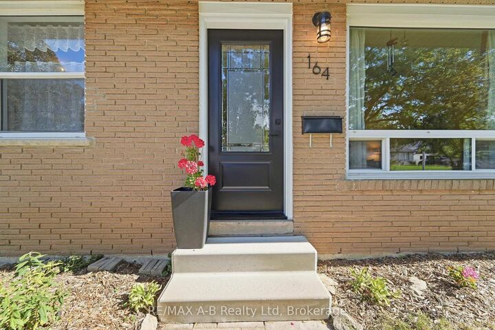 Property Photo:  164 Redford Crescent  ON N5A 1P2 