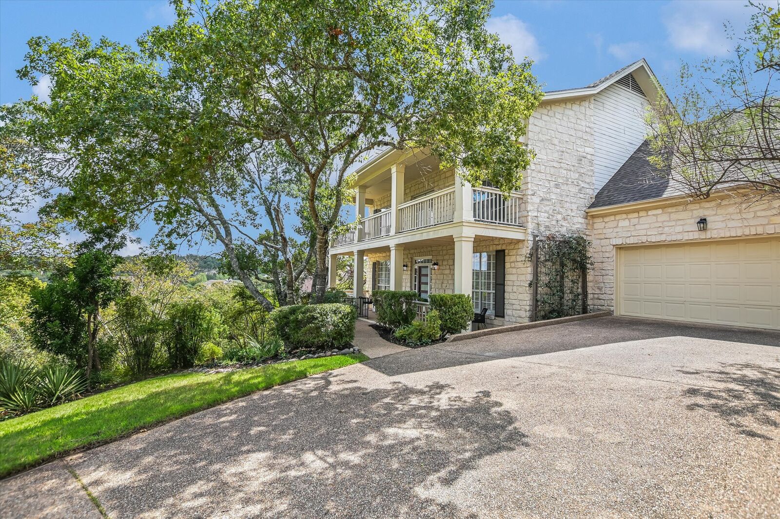 Property Photo: 5901 Round Table Cove TX 78746
