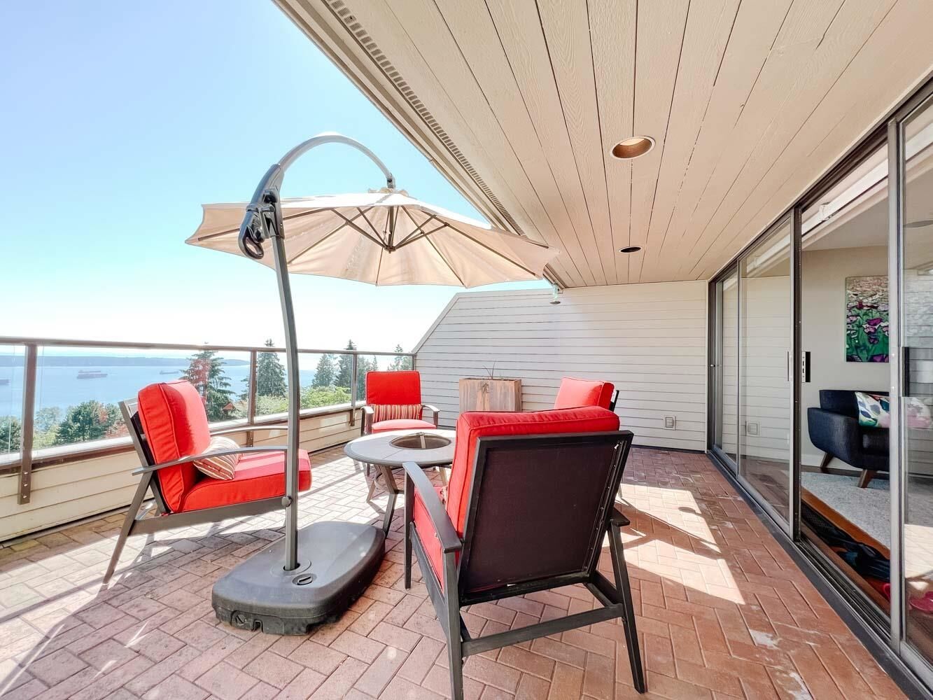 Property Photo:  