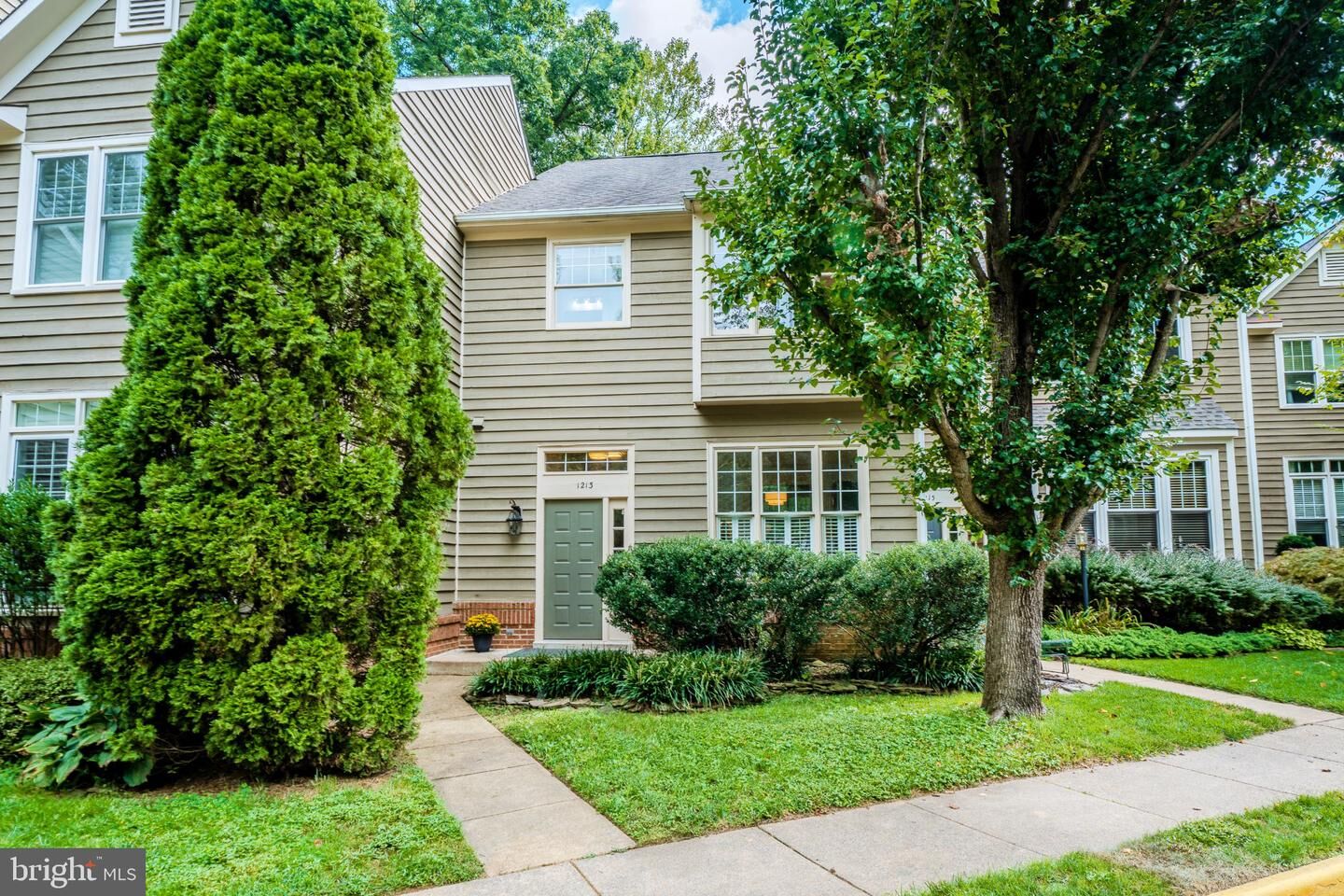 Property Photo: 1213 Weatherstone Court VA 20194