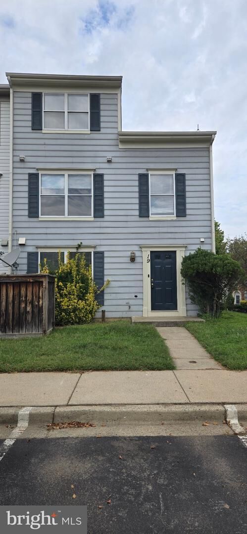 Property Photo:  19 Highstream Court 1022  MD 20874 