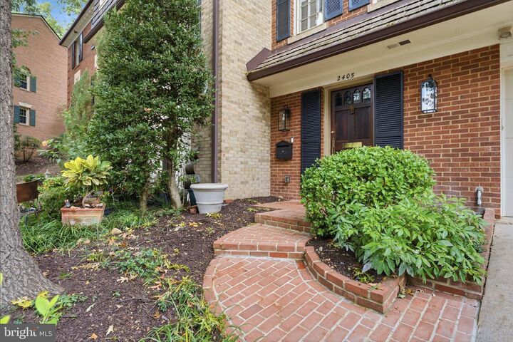 Property Photo: 2405 S Queen Street VA 22202