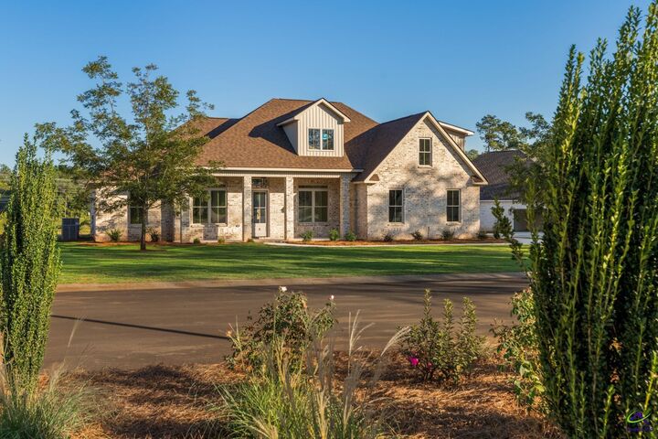 Property Photo:  8 Pleasant Oaks Drive  GA 31069 
