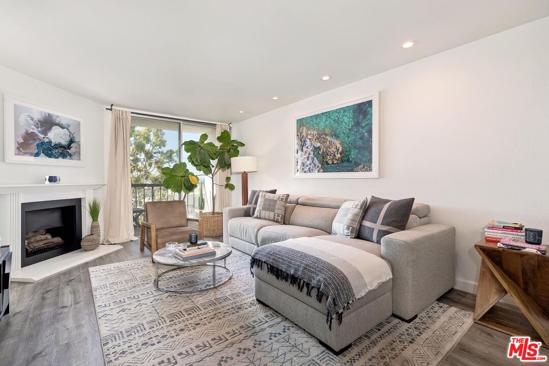 Property Photo: 8530 Holloway Dr, Unit 422 CA 90069