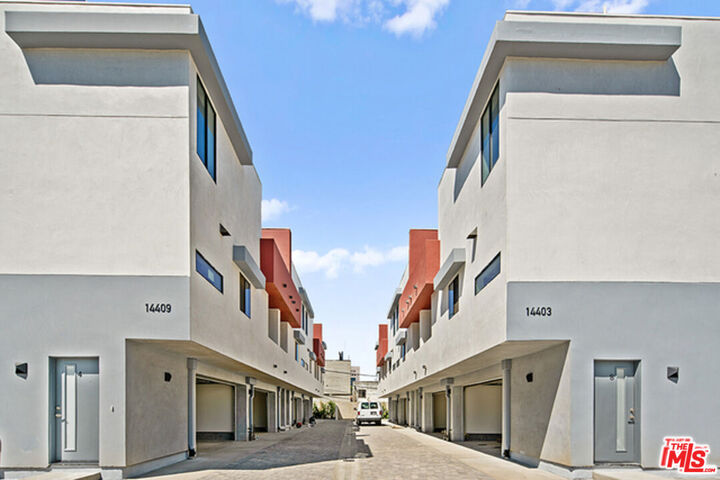 Property Photo:  14403 Tiara St, Unit 5  CA 91401 