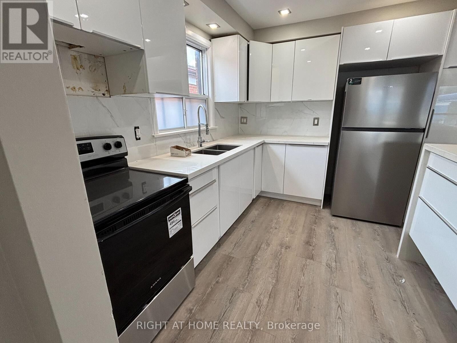 Property Photo: 513 Oakwood Avenue 2nd Floor ON M6E 2W9