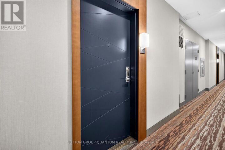 Property Photo: 1575 Lakeshore Road 163 ON L5J 0B1