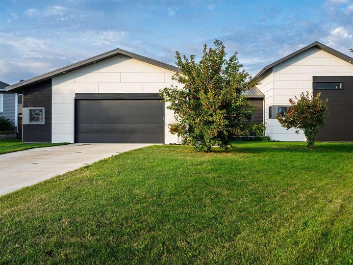 Property Photo:  499 Lucille Bay  MB R5A 1C3 
