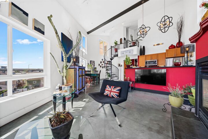 Property Photo: 675 8th St 16 CA 94607