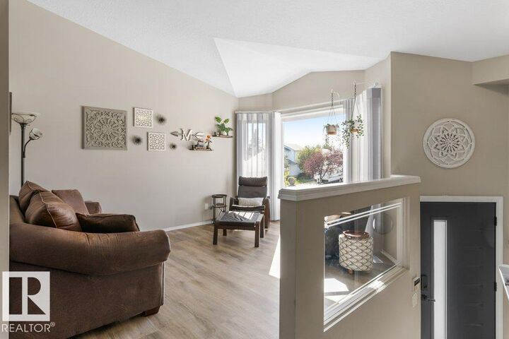 Property Photo:  20 Holly Place  AB T8N 6W7 