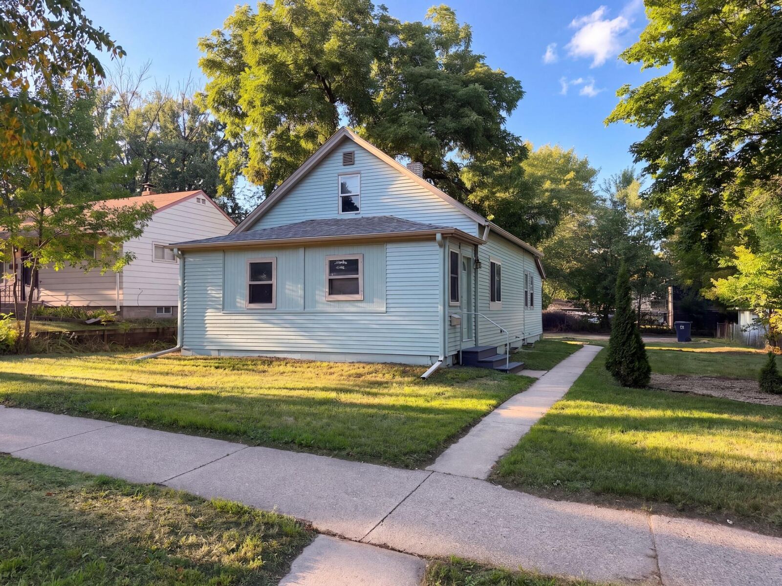 Property Photo:  305 Arlington Avenue W  MN 55117 
