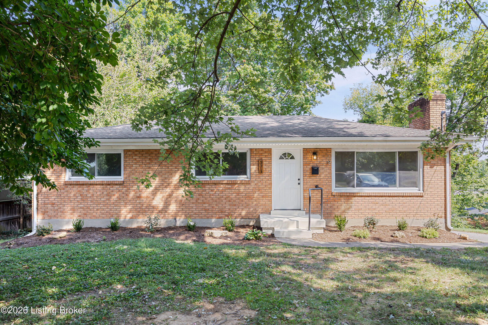 Property Photo: 5913 Colebrooke Ln KY 40219
