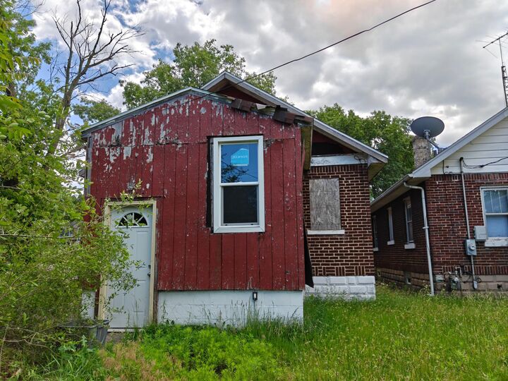 Property Photo:  834 E 41st Avenue  IN 46409 
