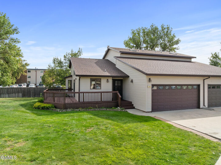 Property Photo:  1604 Bison Drive  ND 58801 