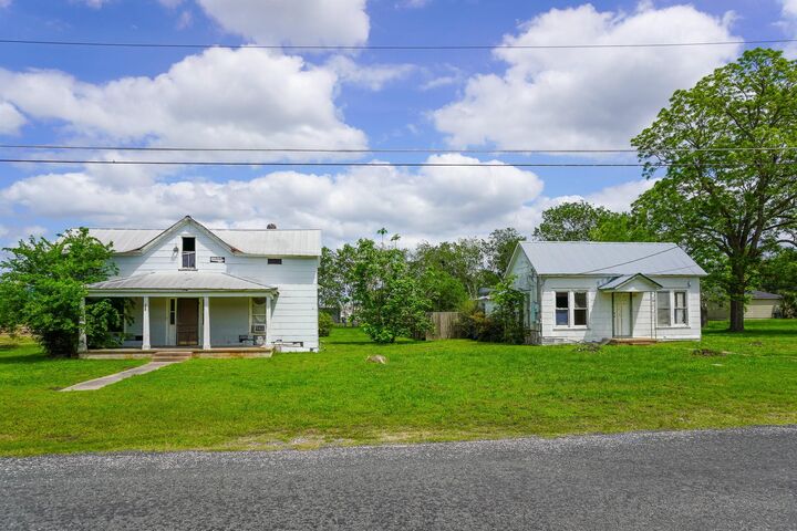 Property Photo:  509 S Saint Andrews Street  TX 78962 