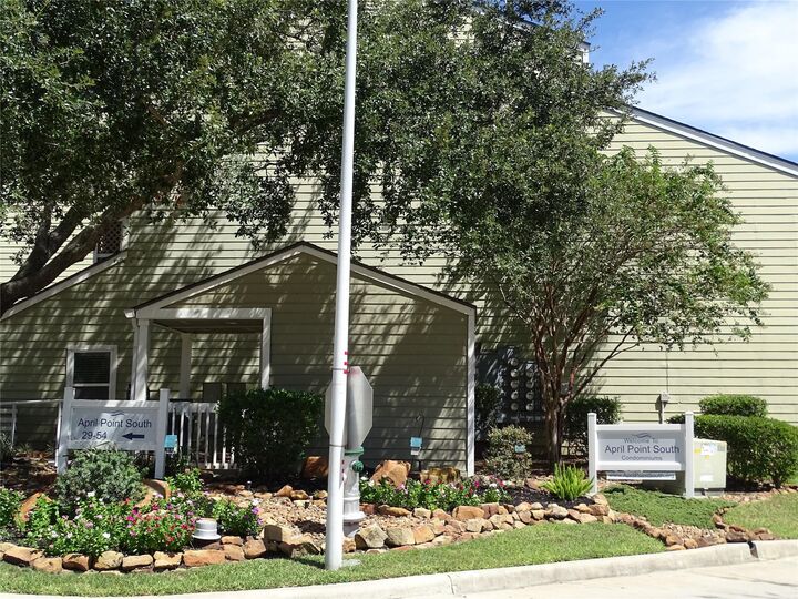 Property Photo: 127 April Point Drive S TX 77356