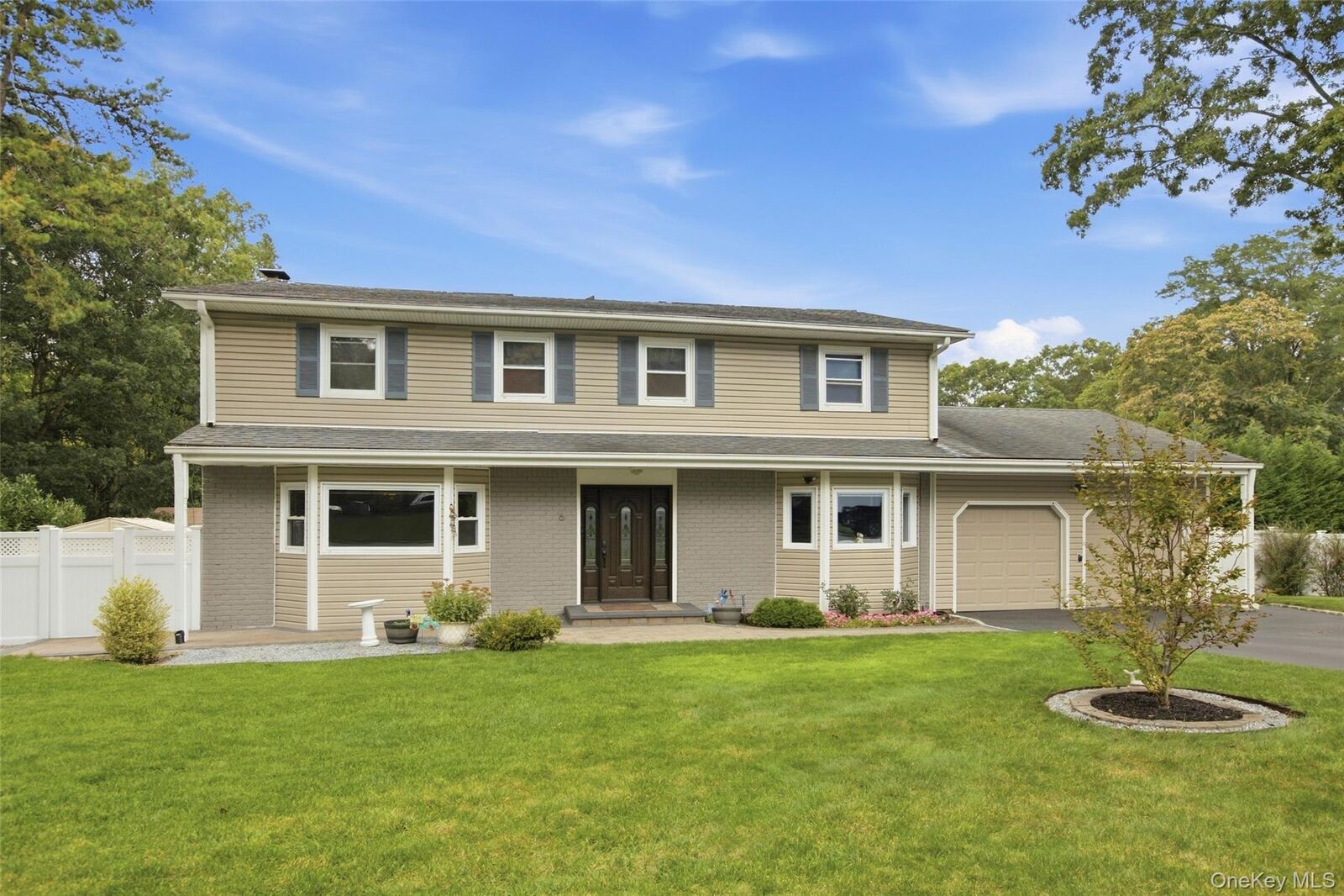 Property Photo:  6 Stuyvesant Circle W  NY 11733 