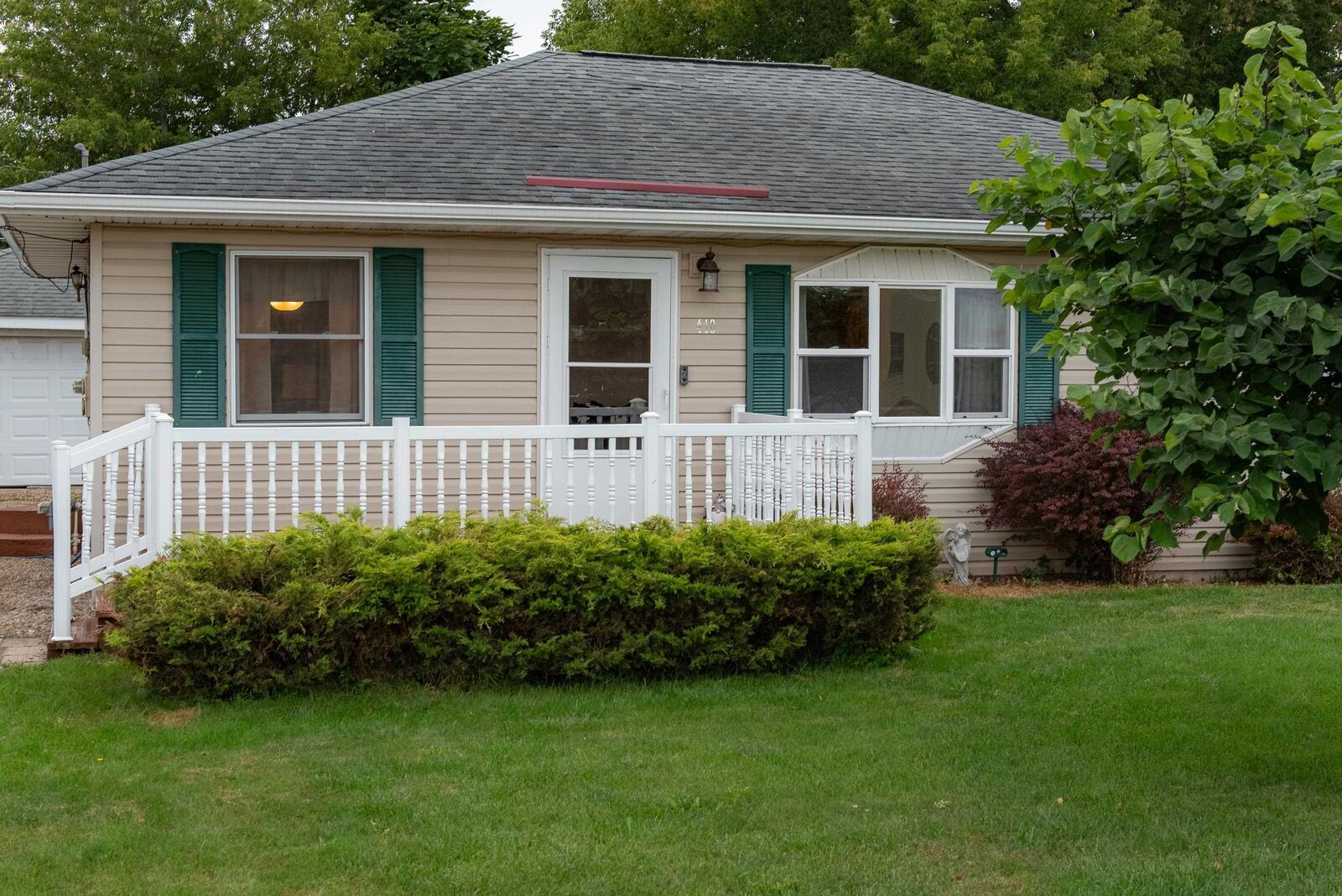 Property Photo:  418 S Jennings  MI 48650 