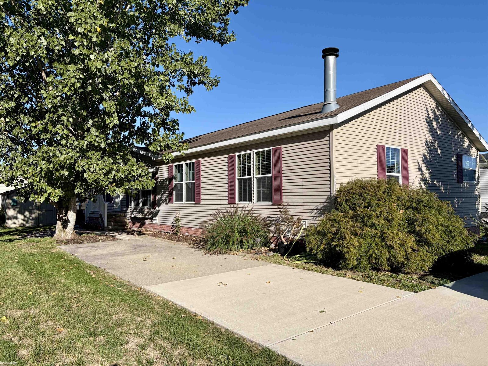 Property Photo: 52517 Green Ash Court Court MI 48051