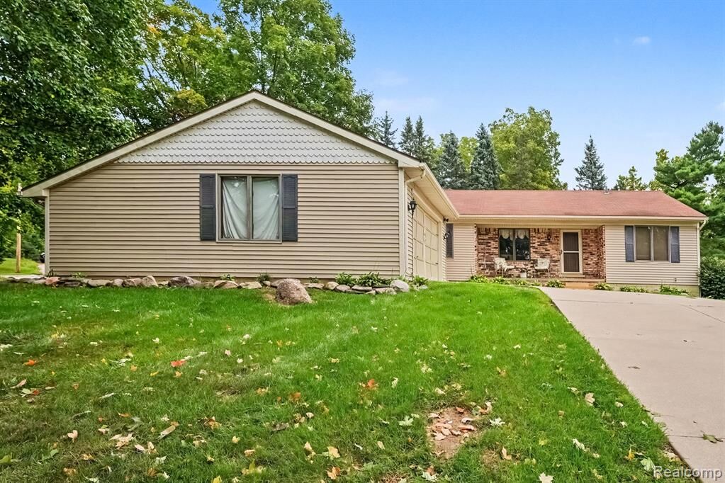 Property Photo:  107 Michelle Drive  MI 48065 5036 