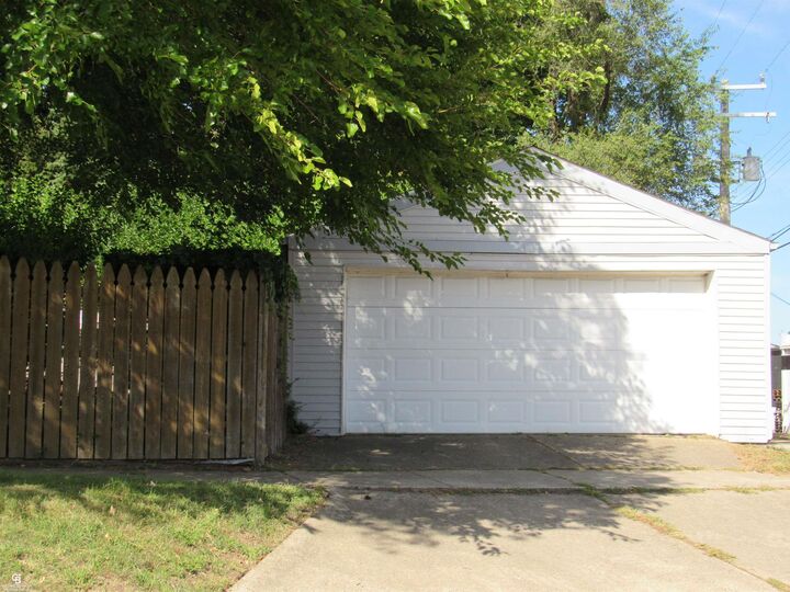 Property Photo:  1499 Wellesley Drive  MI 48043 
