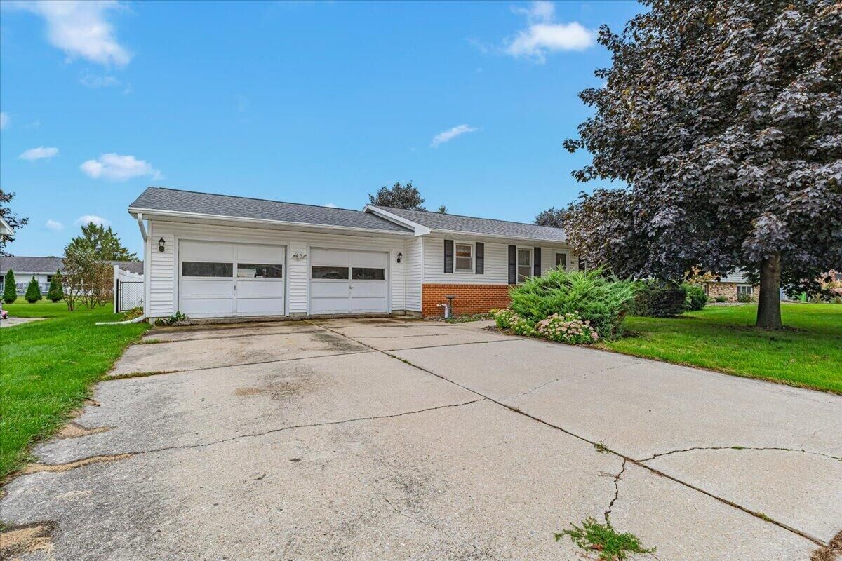 Property Photo:  465 Neevel Ave  WI 53963 