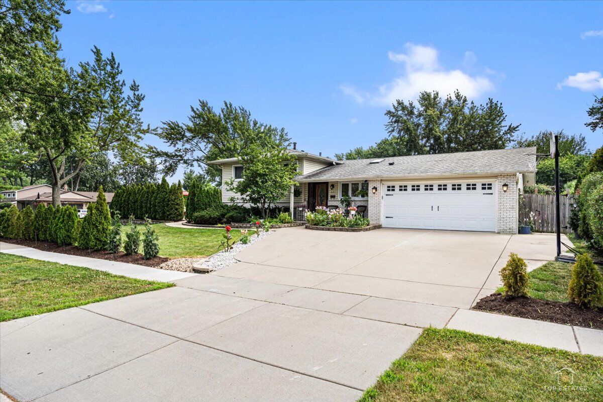 Property Photo:  321 Hickory Lane  IL 60193 