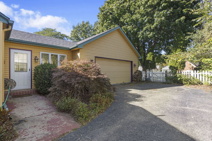 Property Photo: 309 Chestnut Street IL 60098