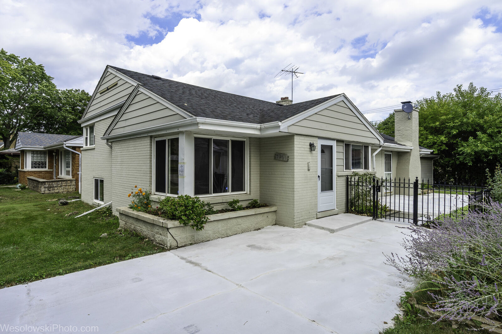 Property Photo: 7261 N East Prairie Road IL 60712