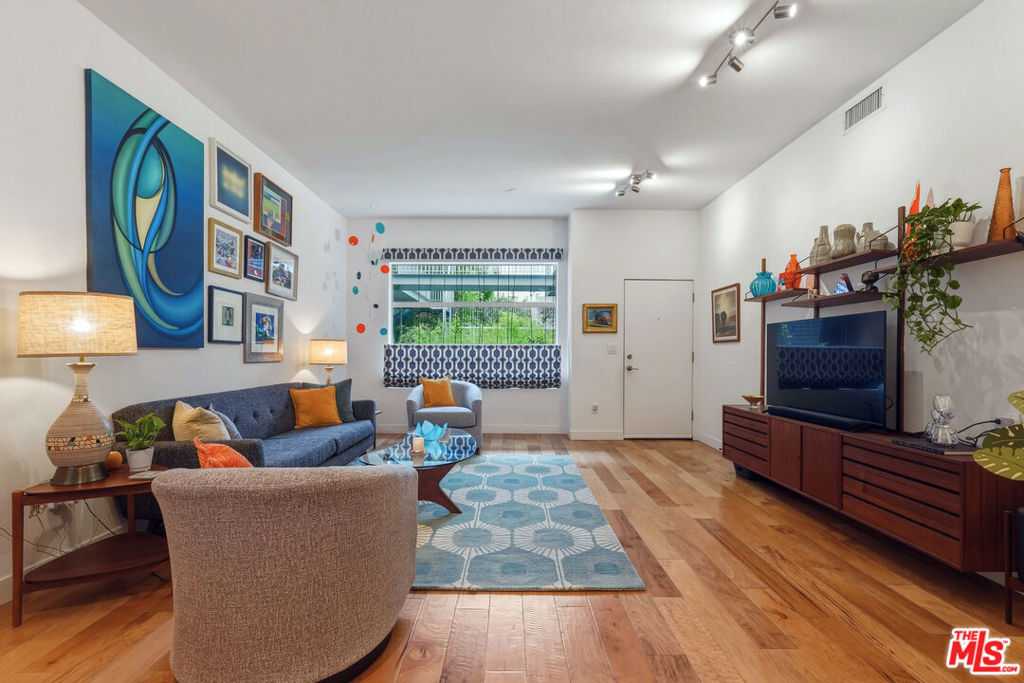 Property Photo: 1050 N Gardner Street 3 CA 90046