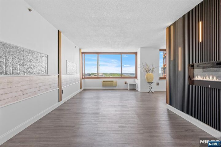 Property Photo:  100 Old Palisade Road 3215  NJ 07024 