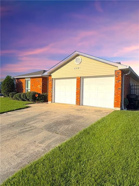 Property Photo: 6991 Pinebrook Drive LA 70128