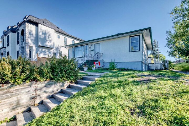 Property Photo:  2451 29 Avenue SW  AB T2T 1P1 