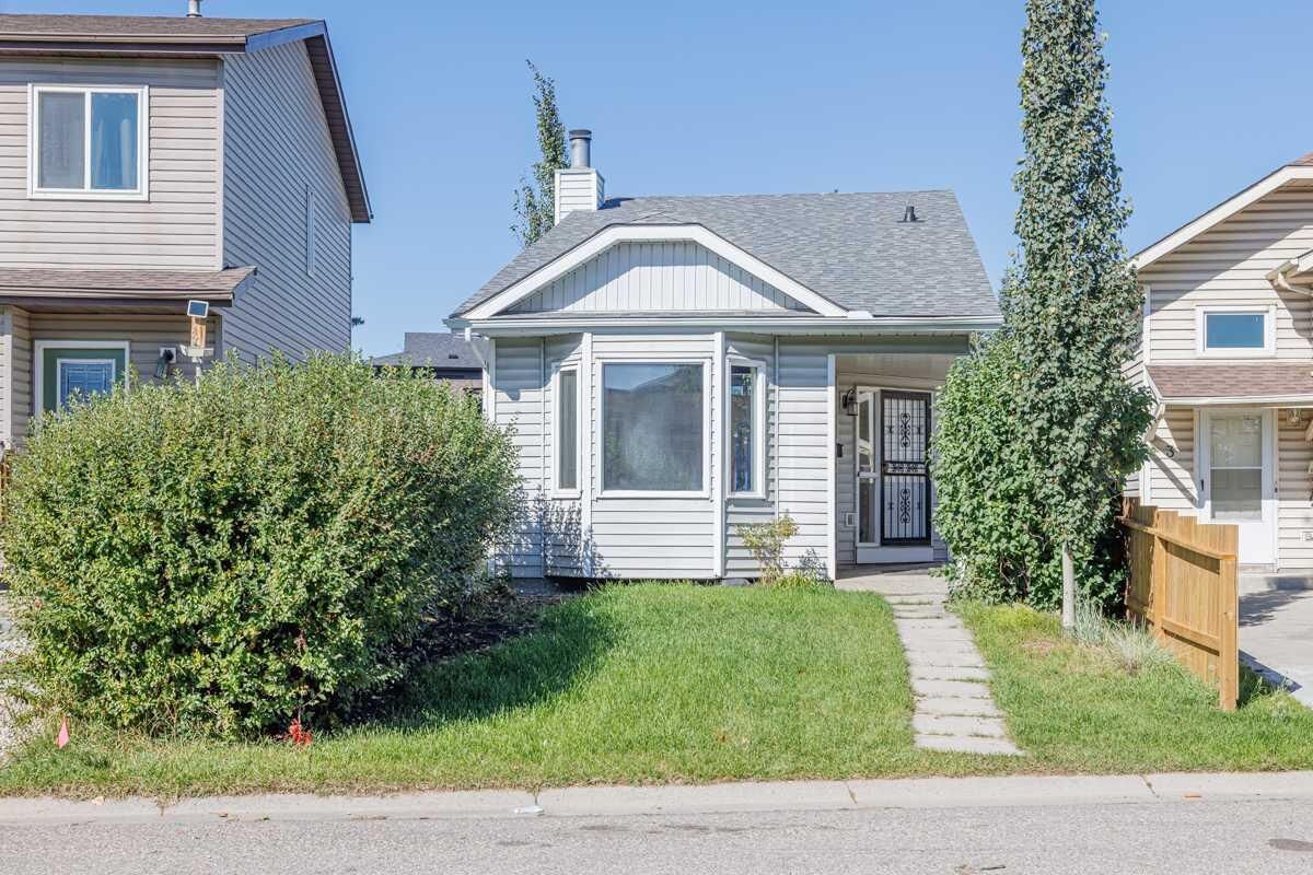 Property Photo:  5 Erin Grove Place SE  AB T2B 3A4 