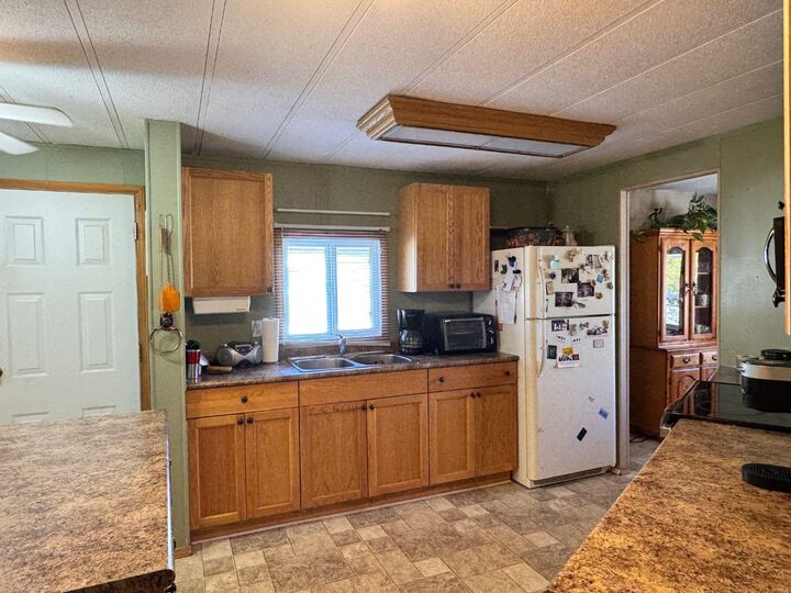 Property Photo:  10400 100 Street  AB T0H 1L0 