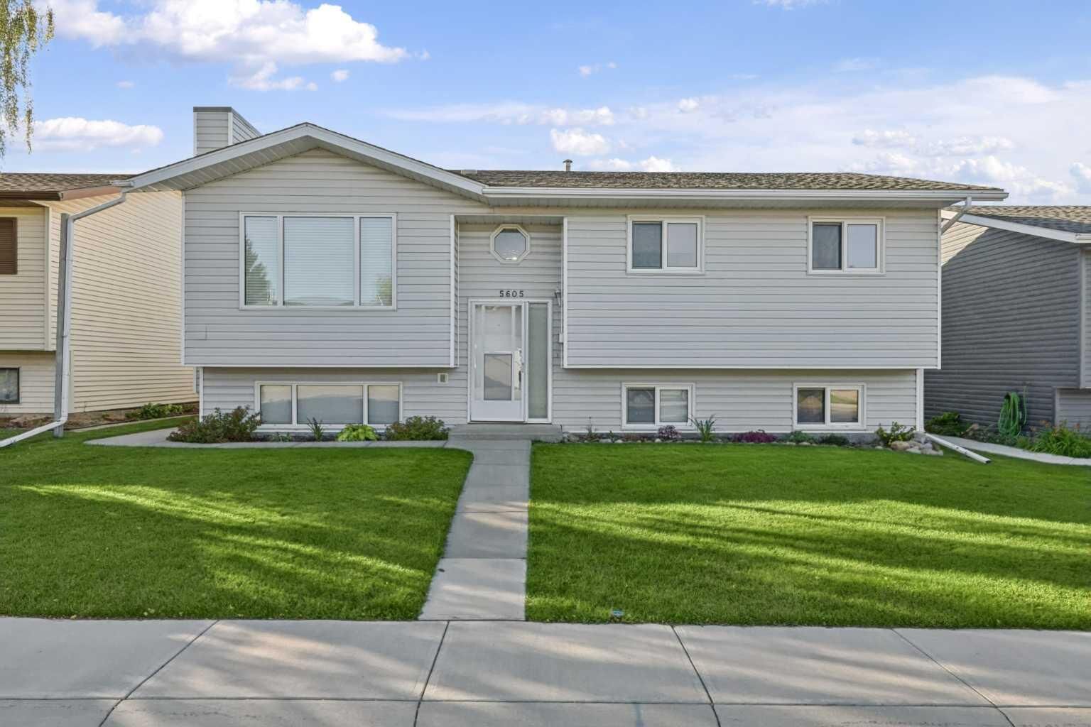 Property Photo:  5605 43 Street Close  AB T4H 1C3 