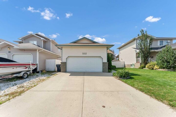 Property Photo:  402 Stratton Way SE  AB T1B 4N2 