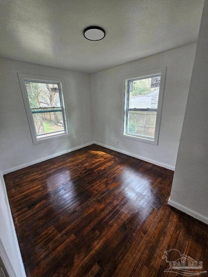 Property Photo: 26 Kennington Dr FL 32507